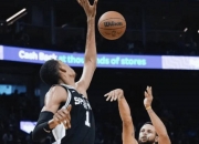 开云体育入口-湖人险胜马刺，库里爆发神勇的简单介绍