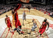 开云体育-爵士击溃灰熊，詹姆斯成为关键先生，一场定义传奇的胜利