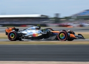 开云下载-包含梅赛德斯力克哈斯车队，皮亚斯特里带队取胜的词条