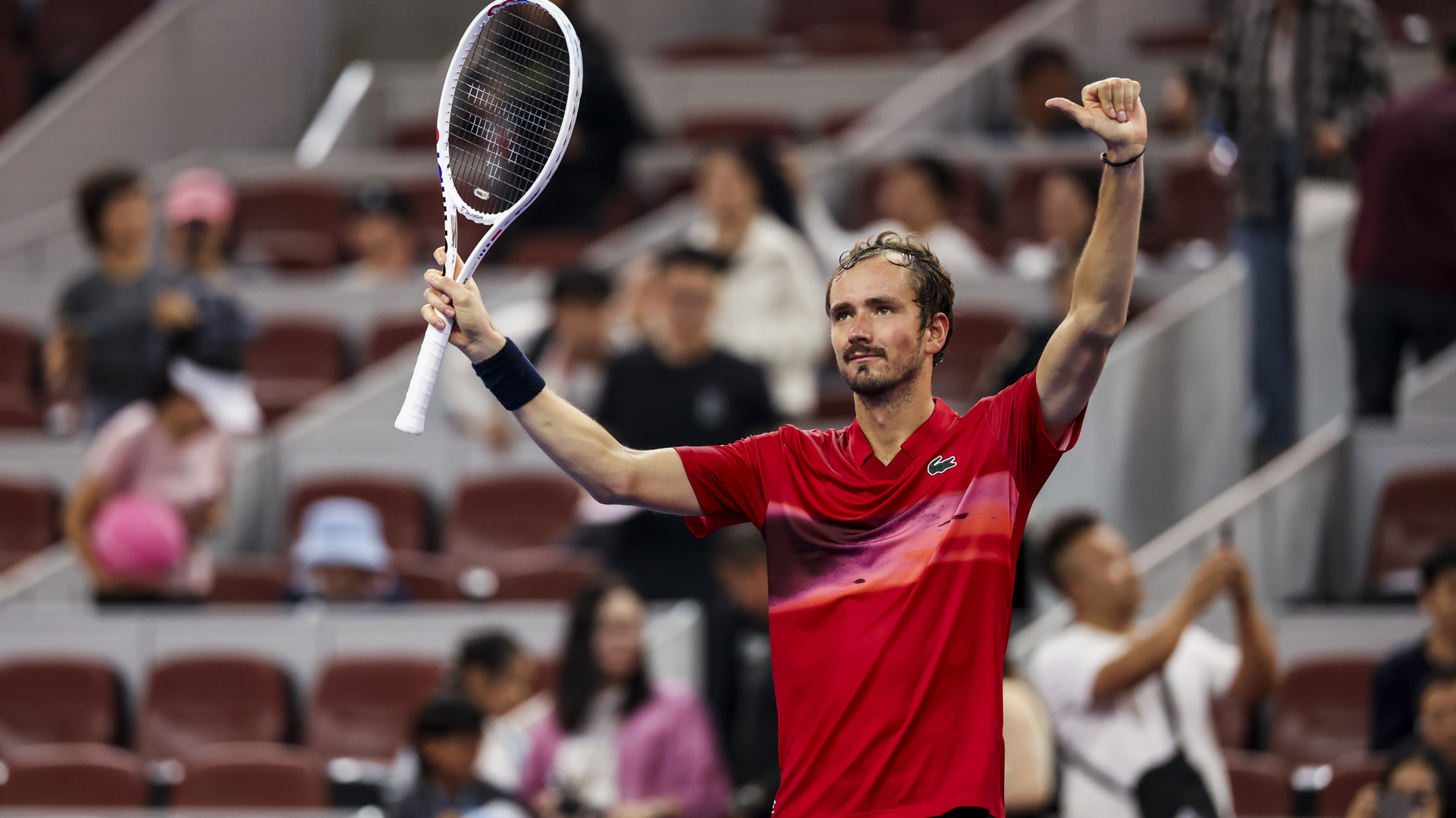 关于世界网球队险胜意大利网球队，梅德韦杰夫完成帽子戏法的信息