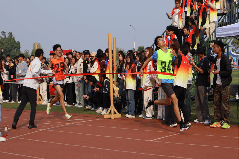 关于运动会现场报道：选手精彩表现引爆全场的信息