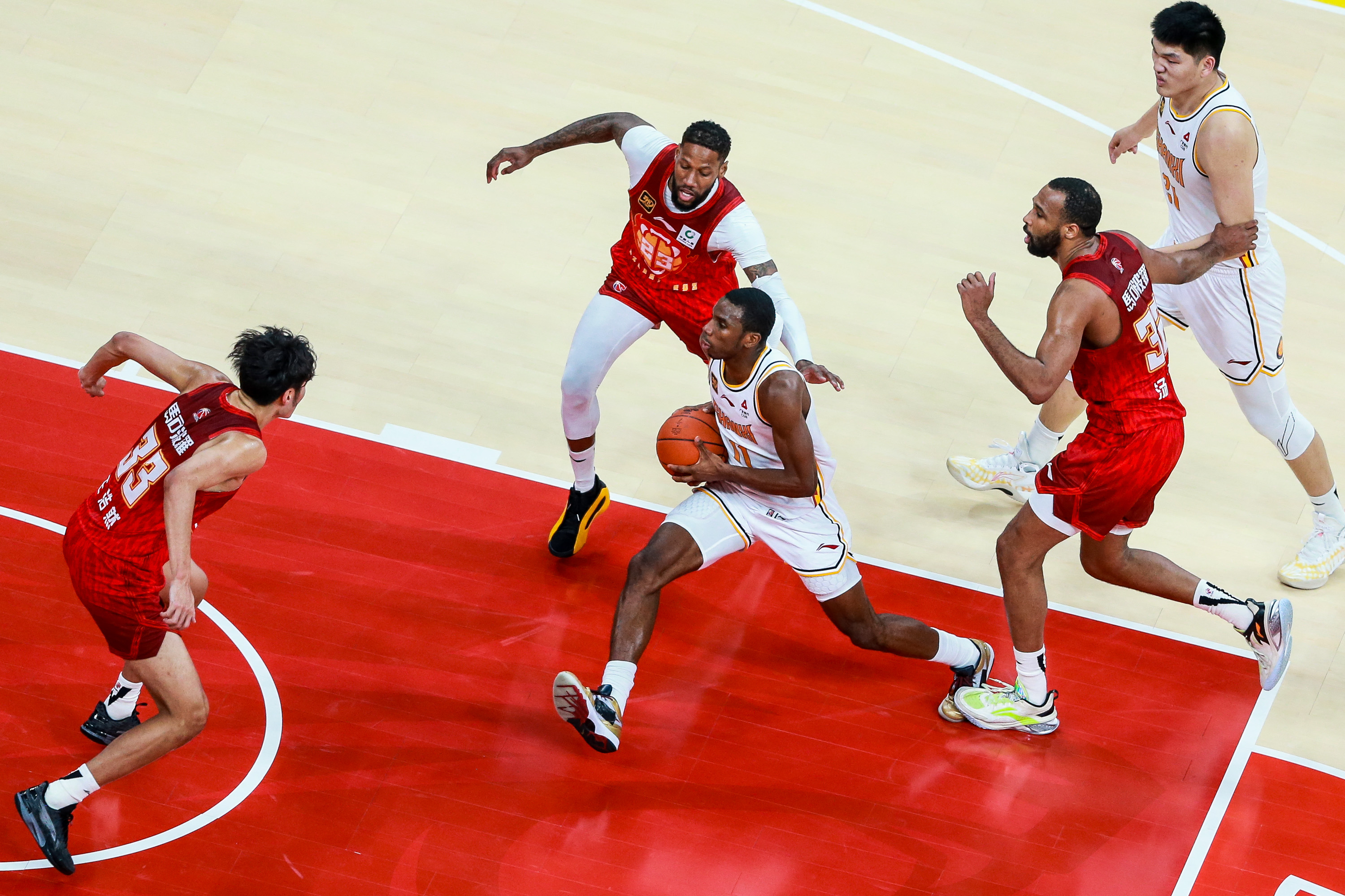 关于勇猛球员集体亮相，比赛场面火爆的信息