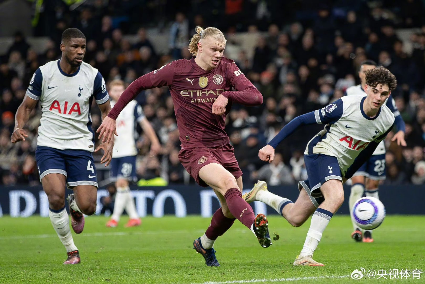 英格兰足球超级联赛球队士气高涨备战周末比赛