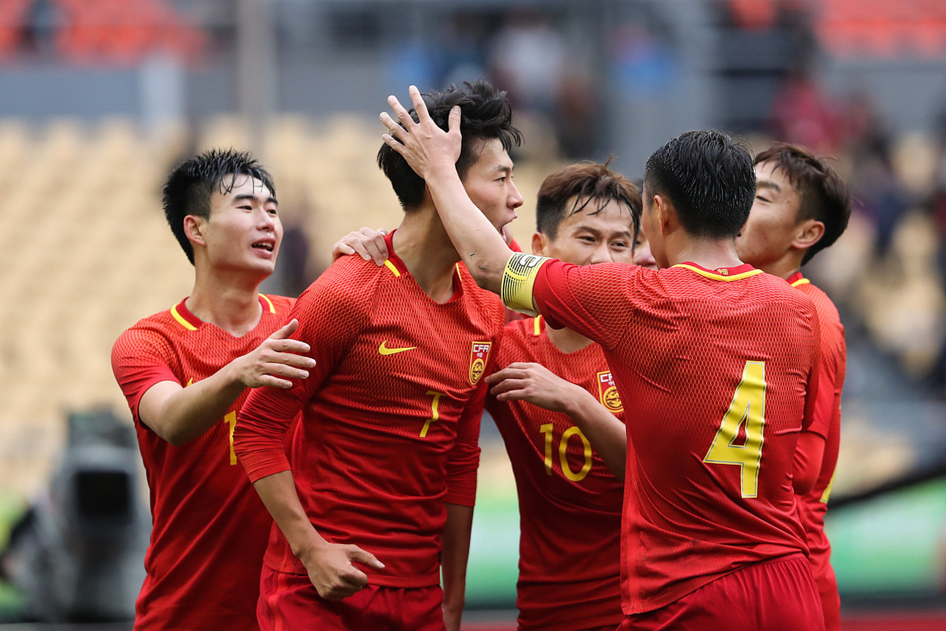 越南足球队在紧张比赛中胜出