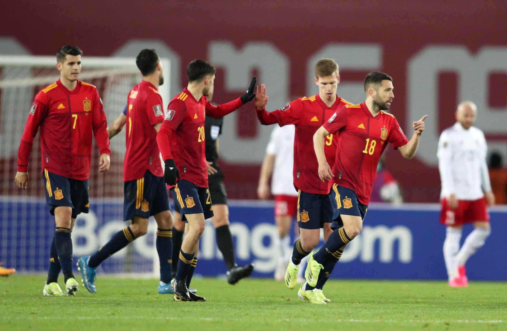 关于欧洲足坛对决即将展开，球员斗志高昂备战比赛的信息