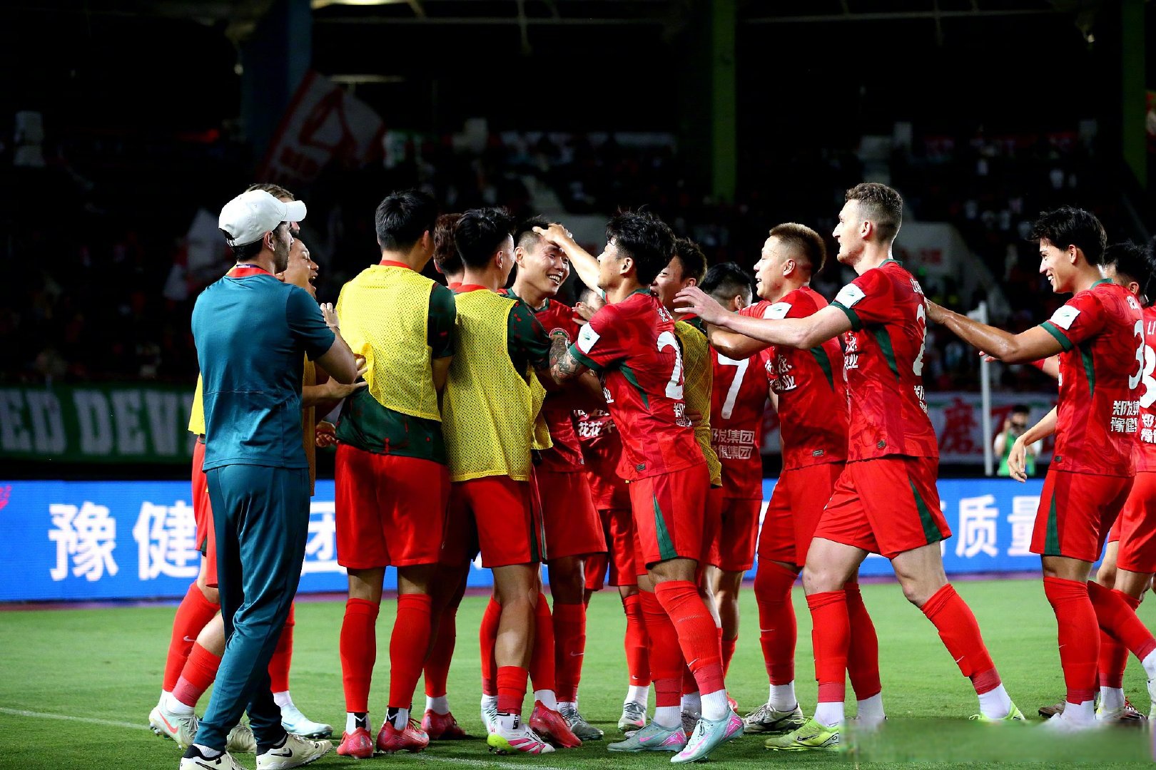 足球赛场即将上演：球队准备充分迎接挑战