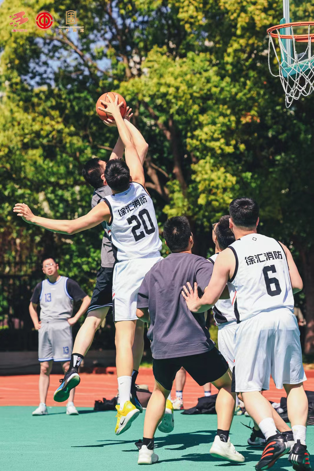 精彩篮球赛事引发广泛讨论，篮球迷热情高涨的简单介绍