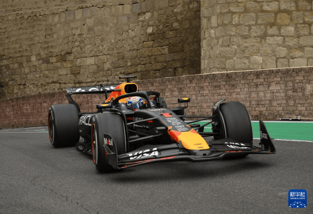 红牛车队绝杀雷诺车队，维斯塔潘带队取胜