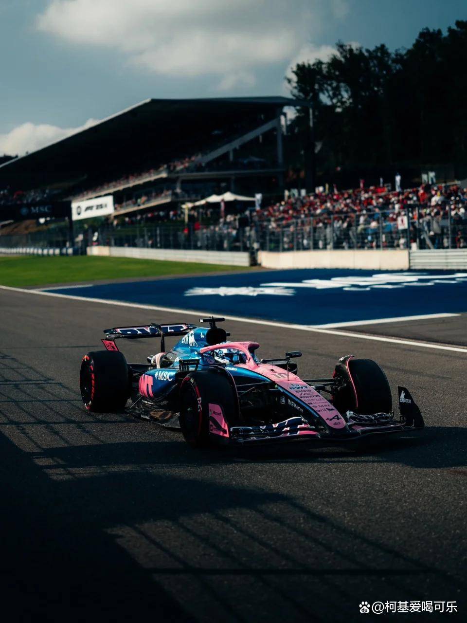 梅赛德斯鏖战法拉利，佩雷兹点燃赛场的简单介绍